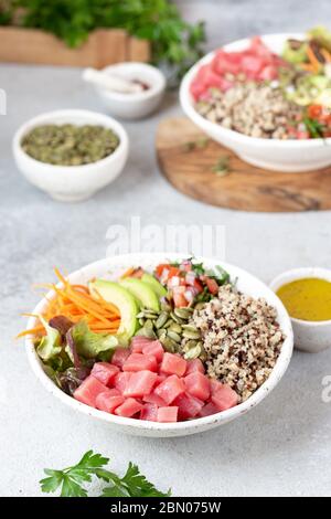 Gesunde rohe Thunfischschale mit Quinoa und Vegetales. Buddha-Schale. Stockfoto
