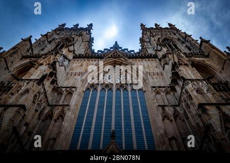 Dramatische Ansicht des York Minster nach oben aus dem unteren Winkel gegen eine der Himmel ist launisch Stockfoto