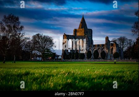 Crowland Abbey von Snowden Field bei geringer Wintersonnenstrahlung. Stockfoto