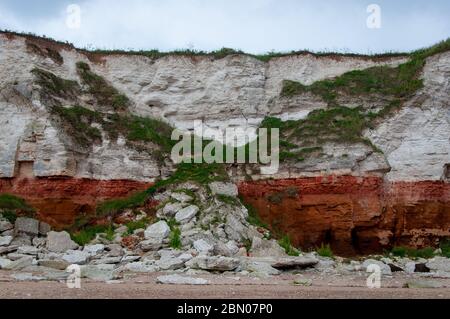 Kalksteinfelsen kollabieren aufgrund von Erosion in Old Hunstanton in Norfolk Stockfoto