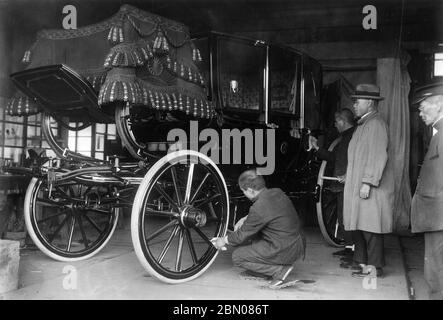 [ 1927 Japan - Vorbereitungen für die kaiserlichen Beerdigungen ] - Männer schauen auf, wie sich ein Wagen auf die Beerdigung von Kaiser Taisho im Januar 1927 vorbereitet (Showa 2). Kaiser Taisho starb am 25 1926. Dezember an einem Herzinfarkt (Taisho 15). Seine Beerdigung, die in der Nacht stattfand, bestand aus einer 6 Kilometer langen Prozession entlang einer Strecke, die mit Holzfeuern in eisernen Laternen beleuchtet wurde. Etwa 20,000 Trauernde folgten einem von Ochsen gezogenen Wagen mit dem kaiserlichen Sarg. Silberdruck mit Gelatine aus dem 20. Jahrhundert. Stockfoto