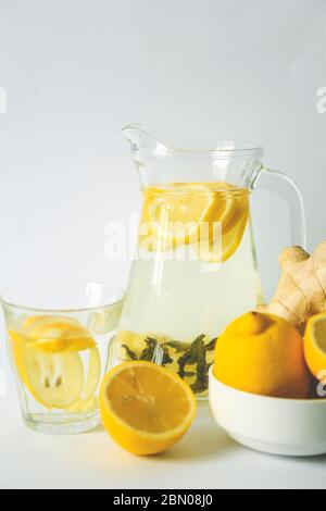 Wasser mit Zitrone, Minze und Ingwer. Gesundes Getränk. Alternative Medikamente Stockfoto