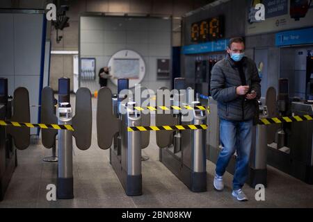 An der U-Bahnstation Waterloo in der Londoner U-Bahn werden während der üblichen Hauptverkehrszeit am Abend alternative Fahrkartensperren abgeklebt, während Großbritannien weiterhin in der Sperrstunde bleibt, um die Ausbreitung des Coronavirus einzudämmen. Stockfoto