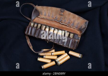 Vintage braunes Leder Jagd Bandolier mit Patronen auf schwarzem Hintergrund Stockfoto