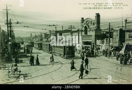 [ 1920er Jahre Japan - Straßenbahnen in Tokio ] - Straßenbahnen und Taxis auf Hirokoji-dori Straße in Asakusa, Tokio. Vintage-Postkarte des 20. Jahrhunderts. Stockfoto