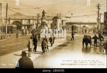 [ 1920er Jahre Japan - Manseibashi Station, Tokyo ] - Straßenbahnen in der Nähe Manseibashi Station in Tokio, wie aus Sudacho gesehen. Der Bahnhof wurde am 1. April 1912 (Meiji 45) eröffnet und wurde vom Architekten Kingo Tatsuno ( (辰野金吾, 1854-1919)) entworfen. Das Gebäude wurde durch das große Kanto Erdbeben von 1923 zerstört. Vintage-Postkarte des 20. Jahrhunderts. Stockfoto