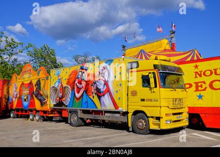 Geparkter LKW von 'Cirque Muller' auf dem Stadtplatz, da das Zelt zur Vorbereitung auf die Show hinter dem Zelt aufgehängt wird. Lodeve, Frankreich, Mai 2019 Stockfoto