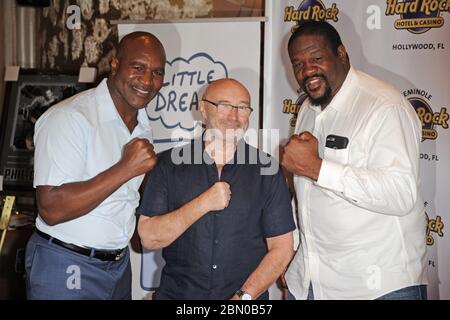 Hollywood, Vereinigte Staaten Von Amerika. März 2016. HOLLYWOOD FL - MÄRZ 04: Evander Holyfield, Phil Collins und Riddick Bowe nehmen an einer Pressekonferenz Teil, die bekannt gibt, dass Phil Collins aus dem Ruhestand kommt und zur Musik zurückkehrt, die im Seminole Hard Rock Hotel & Casino am 4. März 2016 in Hollywood, Florida stattfindet. Evander Holyfield, Phil Collins, Riddick Bowe Credit: Storms Media Group/Alamy Live News Stockfoto