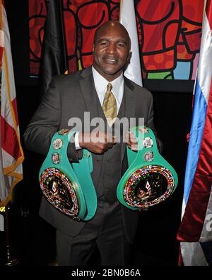 Hollywood, Vereinigte Staaten Von Amerika. Dezember 2016. HOLLYWOOD, FL - DEZEMBER 12: Evander Holyfield nimmt am 12. Dezember 2016 an der 54. Jährlichen WBC Convention im Diplomat Resort & Spa Hollywood, Curio Collection by Hilton in Hollywood, Florida, Teil. Personen: Evander Holyfield Kredit: Storms Media Group/Alamy Live News Stockfoto