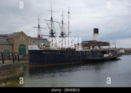 Das Dampfschiff von PS Wingfield Castle dockte vor dem National Museum of the Royal Navy in Hartlepool, County Durham. Das Schiff wurde 1934 gebaut. Stockfoto