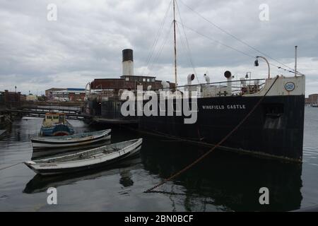 Das Dampfschiff von PS Wingfield Castle dockte vor dem National Museum of the Royal Navy in Hartlepool, County Durham. Das Schiff wurde 1934 gebaut. Stockfoto