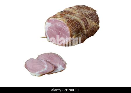 Geräuchertes Lammbrisket in Scheiben geschnitten, getrocknetes Fleisch. Türkischer Name; Fume Smokehouse kuzu Cotto, isoliert auf weißem Hintergrund. Stockfoto