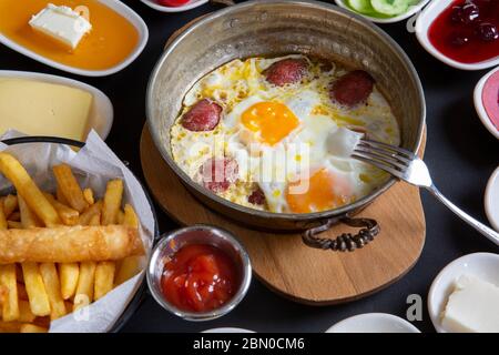 Wurst mit Ei in Kupfer Stockfoto