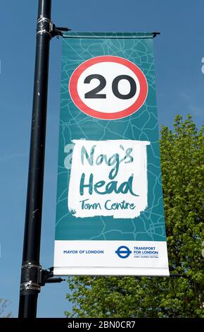 Nags Head Town Center Banner mit 20 Meilen pro Stunde Tempolimit Schild, Holloway Road, London Borough of Islington England Großbritannien Stockfoto