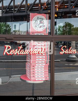 Stapel von Pizzabäcken in einem Restaurant während der Coronavirus Lockdown in Paris Stockfoto