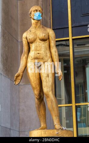 Trocadero Statue mit einer Gesichtsmaske während Covid-19 Lockdown - Paris Stockfoto