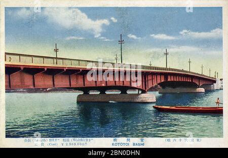 [ 1930er Jahre Japan - Kototoi-bashi Bridg, Tokyo ] - Kototoi-bashi Brücke (言問橋) über den Sumidagawa Fluss in Tokio, ca. 1930 (Showa 5). Die Brücke wurde 1928 (Showa 3) im Rahmen des Erdbebenaufbaus nach dem Großen Kanto Erdbeben (Kanto Daishinsai) vom 1. September 1923 (Taisho 12) fertiggestellt. Aus der Postkartenserie The 16 Bridges of Tokyo (東京大十六橋), die offenbar anlässlich der Feier der offiziellen Fertigstellung des Erdbebenbaus in Tokio im März 1930 veröffentlicht wurde. Vintage-Postkarte des 20. Jahrhunderts. Stockfoto