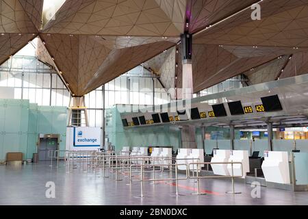 St. Petersburg, Russland – 24. April 2020. Leere Check-in-Schalter am Pulkovo Flughafenterminal wegen der Coronavirus-Pandemie, Covid-19-Ausbruch Reiseauflagen Stockfoto