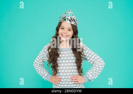 Heute will ich Prinzessin sein. Kleine Prinzessin Lächeln blauen Hintergrund. Prinzessin Mädchen tragen Krone. Glückliche Prinzessin mit Schönheit aussehen. Friseursalon. Mode-Accessoires und Stil. Genial und Küken. Stockfoto