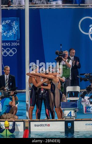 Team USA -Natalie Coughlin, Carly Piper Dana Vollmer, Kaitlin Sandeno gewinnt die Goldmedaille in der 4 × 200 Meter langen Freestyle-Staffel der Frauen beim 2004 O Stockfoto