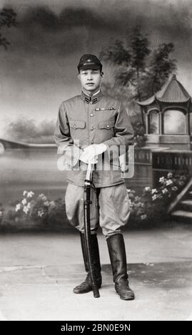 [ 1930er Jahre Japan - Japanischer Militäroffizier ] - Studiofoto eines Mannes in Militäruniform, der ein Schwert hält, fotografiert zwischen 1933 (Showa 8) und 1945 (Showa 20). Silberdruck mit Vintage-Gelatine aus dem 20. Jahrhundert. Stockfoto