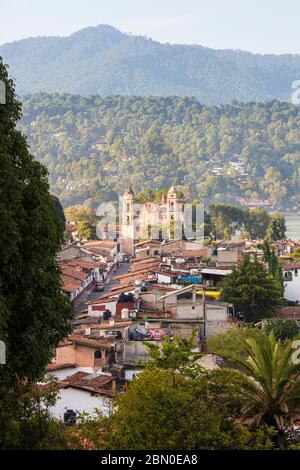 Tempel von Santa Maria Ahuacatlan im Valle de Bravo im Bundesstaat Mexiko, Mexiko. Stockfoto