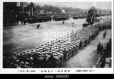 [ 1927 Japan - Beerdigung des Kaisers Taisho ] - Menschen und Soldaten warten auf die Trauerprozession des Kaisers Taisho vor dem Kaiserpalast in Tokio am 7. Februar 1927 (Showa 2). Originalunterschrift: 大正大皇御大葬儀）御發引迫つた宮城前 昭和二年二月七日 Vintage Postkarte des 20. Jahrhunderts. Stockfoto