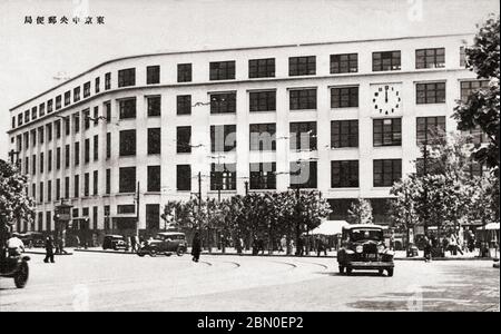 [ 1930er Jahre Japan - Tokyo Central Post Office ] - Tokyo Central Post Office (東京中央郵便局) in Marunouchi, Tokyo von Tokyo Station, ca. 1932 (Showa 7). Das Gebäude befindet sich noch im Bau und ist von einem Gehäuse umgeben. Das 1933 eröffnete Gebäude (Showa 8) wurde vom japanischen Architekten Tetsuro Yoshida (吉田鉄郎, 1894-1956) entworfen, der viele japanische Post- und Telegrafenbüros entwarf. Dieses Bild hat einen weichen Fokus und ist körnig. Vintage-Postkarte des 20. Jahrhunderts. Stockfoto