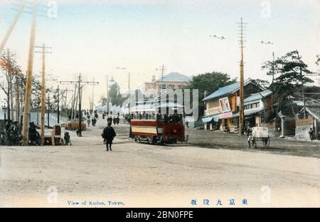 [ 1910 Japan - Straßenbahn in Kudansaka, Tokio ] - Menschen und ein Straßenauto in Kudanzaka (九段坂) in Tokio. Der Turm auf dem Hügel ist der Leuchtturm (燈明台), der 1871 (Meiji 4) für Fischerboote in der Bucht von Tokio gebaut wurde. Vintage-Postkarte des 20. Jahrhunderts. Stockfoto