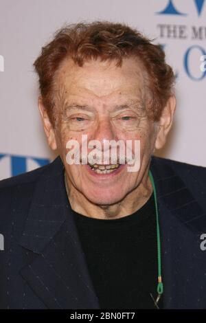 11. Mai 2020: Der Comedy-Veteran Jerry Stiller starb im Alter von 92 Jahren. Jerry Stiller war bekannt für seine Rolle als Frank Costanza in der Show Seinfeld und später als Arthur Spooner in der Sitcom The King of Queens. Stiller hatte 2015 seine Frau Anne Meara verloren. Dateifoto: 30. Oktober 2006 – Beverly Hills, Kalifornien – Jerry Stiller. Das Museum of Television & Radio zu Ehren von Leslie Moonves und Jerry Bruckheimer bei der jährlichen Los Angeles Gala im Regent Beverly Wilshire Hotel. (Kreditbild: © Zach Lipp/AdMedia) Stockfoto