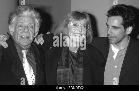 11. Mai 2020: Der Comedy-Veteran Jerry Stiller starb im Alter von 92 Jahren. Jerry Stiller war bekannt für seine Rolle als Frank Costanza in der Show Seinfeld und später als Arthur Spooner in der Sitcom The King of Queens. Stiller hatte 2015 seine Frau Anne Meara verloren. Ben Stiller mit seinen Eltern Jerry Stiller und Anne Meara bei der Eröffnungsabendaufführung von DREI SCHWESTERN im Roundabout Theatre in New York City. Mai 1998 Stockfoto