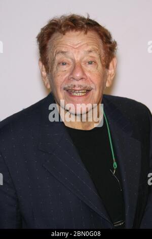 11. Mai 2020 - der Comedy-Veteran Jerry Stiller ist im Alter von 92 Jahren gestorben. Jerry Stiller war bekannt für seine Rolle als Frank Costanza in der Show 'Seinfeld' und später als Arthur Spooner in der Sitcom ''der König der Königinnen''.Stiller hatte seine Frau Anne Meara 2015 verloren. Dateifoto:30 Oktober 2006 - Beverly Hills, Kalifornien - Jerry Stiller. Das Museum of Television & Radio ehrt Leslie Moonves und Jerry Bruckheimer bei seiner jährlichen Los Angeles Gala im Regent Beverly Wilshire Hotel. (Bild: © Zach Lipp/AdMedia via ZUMA Wire) Stockfoto