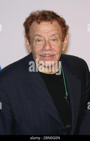 11. Mai 2020 - der Comedy-Veteran Jerry Stiller ist im Alter von 92 Jahren gestorben. Jerry Stiller war bekannt für seine Rolle als Frank Costanza in der Show 'Seinfeld' und später als Arthur Spooner in der Sitcom ''der König der Königinnen''.Stiller hatte seine Frau Anne Meara 2015 verloren. Dateifoto:30 Oktober 2006 - Beverly Hills, Kalifornien - Jerry Stiller. Das Museum of Television & Radio ehrt Leslie Moonves und Jerry Bruckheimer bei seiner jährlichen Los Angeles Gala im Regent Beverly Wilshire Hotel. (Bild: © Zach Lipp/AdMedia via ZUMA Wire) Stockfoto