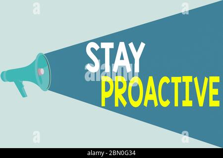 Handschrift Text Schreiben bleiben proaktiv. Konzeptionelle Foto eigene Entscheidung, vor den erwarteten Veranstaltungen Halftone Megaphone Lautsprecher mit Vo gehen Stockfoto