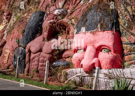 Skulpturen Flachrelief Darstellung der Inka und Inder indigenen Lebensstil in den Bergen von Cali, Kolumbien Stockfoto