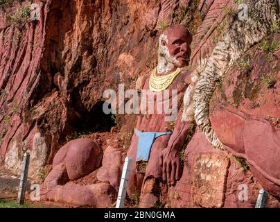 Skulpturen Flachrelief Darstellung der Inka und Inder indigenen Lebensstil in den Bergen von Cali, Kolumbien Stockfoto