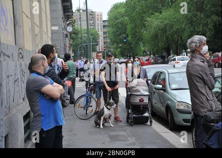 Mailand, Italien. Mai 2020. Die Menschen besuchen die Rückkehr der italienischen Freiwilligen Silvia Romano, 25, die vor 18 Monaten von Dschihadisten in Kenia entführt wurde. (Foto: Eyepix Group/Pacific Press) Quelle: Pacific Press Agency/Alamy Live News Stockfoto