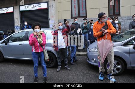 Mailand, Italien. Mai 2020. Die Menschen besuchen die Rückkehr der italienischen Freiwilligen Silvia Romano, 25, die 2018 von Dschihadisten in Kenia entführt wurde. (Foto: Eyepix Group/Pacific Press) Quelle: Pacific Press Agency/Alamy Live News Stockfoto