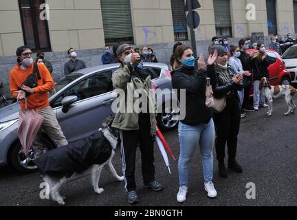 Mailand, Italien. Mai 2020. Die Menschen besuchen die Rückkehr der italienischen Freiwilligen Silvia Romano, 25, die 2018 von Dschihadisten in Kenia entführt wurde. (Foto: Eyepix Group/Pacific Press) Quelle: Pacific Press Agency/Alamy Live News Stockfoto