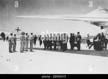 [ 1945 Japan - Japan kapituliert den Zweiten Weltkrieg ] - Japanische Abgesandte auf dem Weg nach Manila, um sich mit dem Personal von General Douglas MacArthur zu treffen, um die Einzelheiten der Kapitulation Japans zum Ende des Zweiten Weltkriegs zu erarbeiten, werden von amerikanischen Kommandeuren kurz nach Mittag am 19. August 1945 auf der US-Insel Iejima in der Präfektur Okinawa unterrichtet (Showa 20). Die Delegation von 16 militärischen und zivilen Vertretern war auf zwei speziell gekennzeichneten japanischen Mitsubishi G4M 'Betty'-Bombern angekommen. Silberdruck mit Gelatine aus dem 20. Jahrhundert. Stockfoto