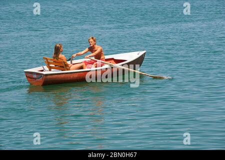 Teenager, Paar Rudern in einem Ruderboot am See, 18 Jahre, Irrsee, Oberösterreich, Österreich Stockfoto