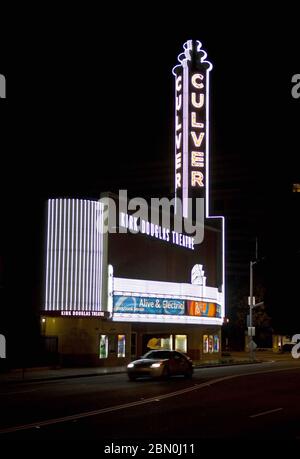 Das Kirk Douglas Theater in Culver City, CA beleuchtet in der Nacht. Stockfoto