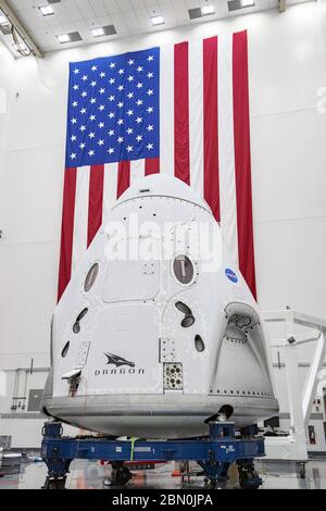 Die Raumsonde SpaceX Crew Dragon wird in der Cape Canaveral Air Force Station in Florida verarbeitet. SpaceX und NASA haben im Mai 27 den Start der zweiten Demonstrationsmission von Crew Dragon (Demo-2) von Falcon 9 vom historischen Launch Complex 39A im Kennedy Space Center der NASA in Florida als Teil des NASA Commercial Crew Program vor sich. Die NASA-Astronauten Bob Behnken und Doug Hurley werden die ersten beiden NASA-Astronauten sein, die mit dem Dragon-Raumschiff zur Internationalen Raumstation fliegen, die seit dem Ausscheiden des Space Shuttle in 2 den menschlichen Raumflug in die Vereinigten Staaten zurückbringen wird Stockfoto