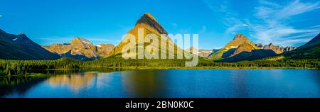 4989 Sonnenaufgang am Swiftcurrent Lake mit den Höhepunkten Mount Gould, Grinnell Point und Mount Wilbur - Glacier National Park - Montana Stockfoto