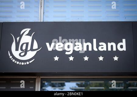 PRAG, TSCHECHIEN - 31. OKTOBER 2019: Veganland-Logo vor dem Hauptrestaurant für Prag. Veganland ist eine auf Fast-Food-Franchise-Ketten spezialisierte Kette Stockfoto