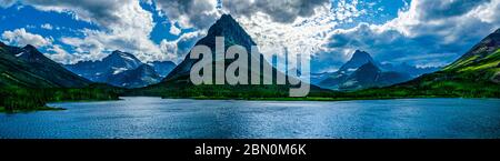 4961 atemberaubendes Panorama des Grinnell Point, der über Swiftcurrent Lake im Glacier National Park - Montana thront Stockfoto