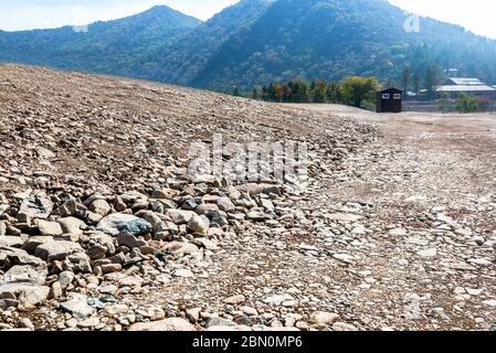 Leere Schutt Bürgersteig und ruhige ländliche Naturlandschaft Stockfoto