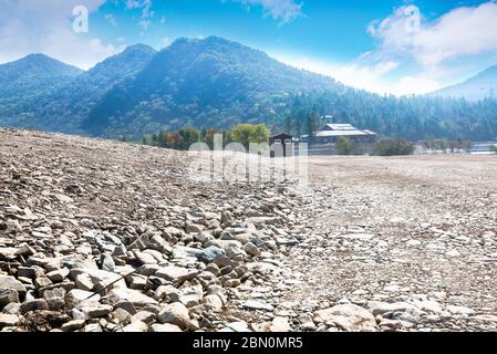 Leere Schutt Bürgersteig und ruhige ländliche Naturlandschaft Stockfoto