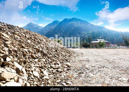 Leere Schutt Bürgersteig und ruhige ländliche Naturlandschaft Stockfoto