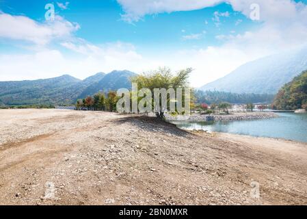 Leere Schutt Bürgersteig und ruhige ländliche Naturlandschaft Stockfoto